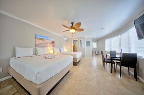 Desk, WiFi, bed sheets - Long-Stay Beachside Sanctuary (Pompano Beach)