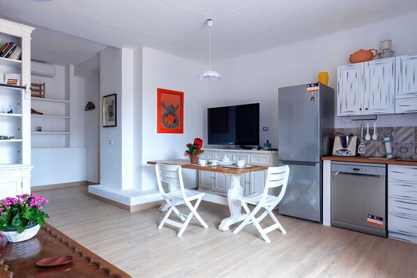 Fridge, dishwasher, coffee/tea maker