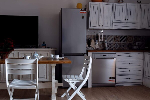 Fridge, dishwasher, coffee/tea maker