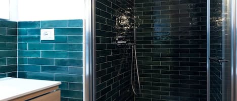 Secador de cabelo, toalhas de banho