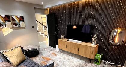 Luxury villa with a king-size bed in Butabika