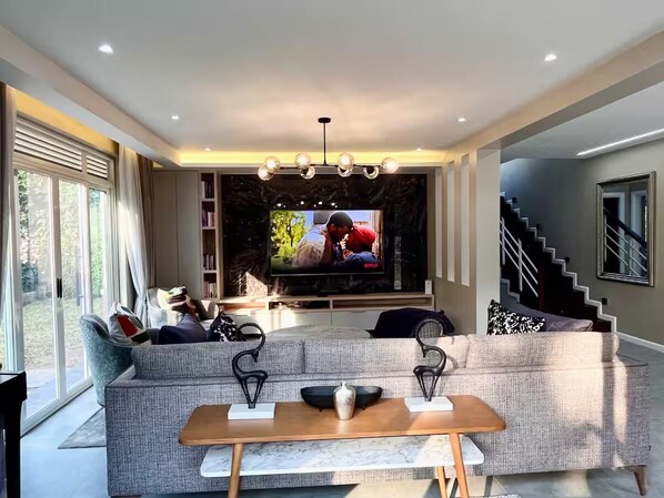 Smart TV, libros y estéreo 