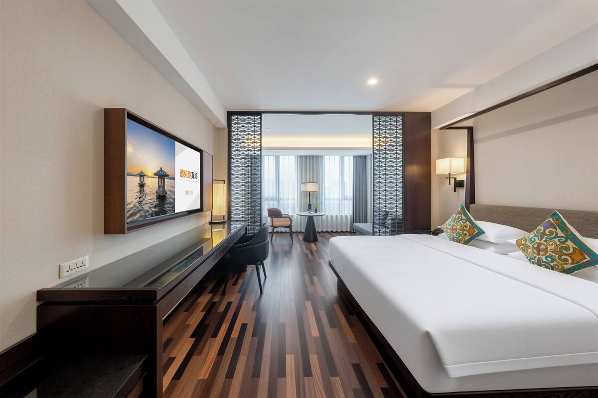 Down duvets, in-room safe, laptop workspace, soundproofing