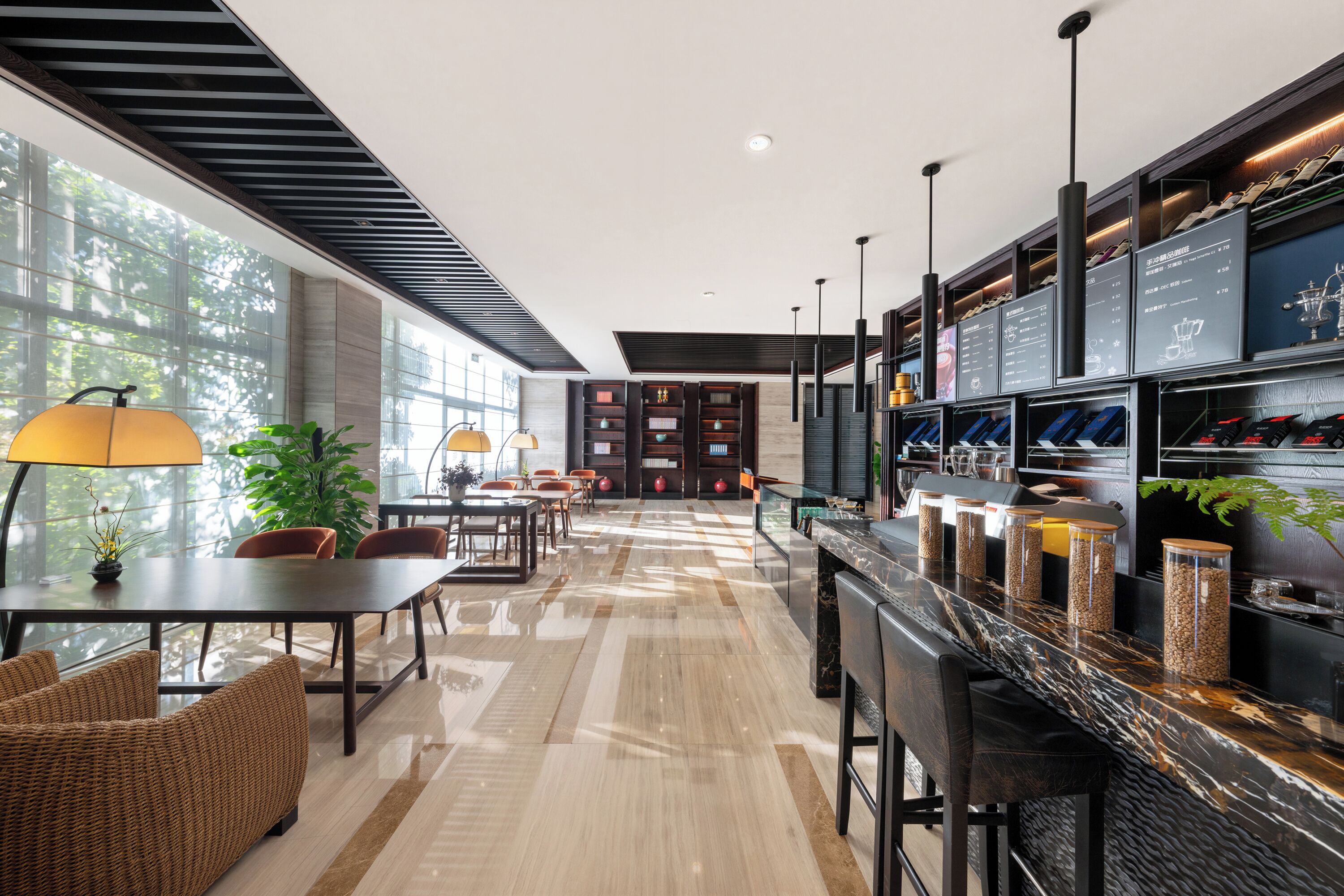 Un espacio moderno de bar con mostrador de mármol, asientos y un menú a la vista.