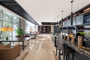 A modern bar area with a marble countertop, seating, and a menu display. - SSAW Boutique Hotel Hangzhou Xixi Park-Close to LingYin Temple & Xixi Wetland Area (Hangzhou)