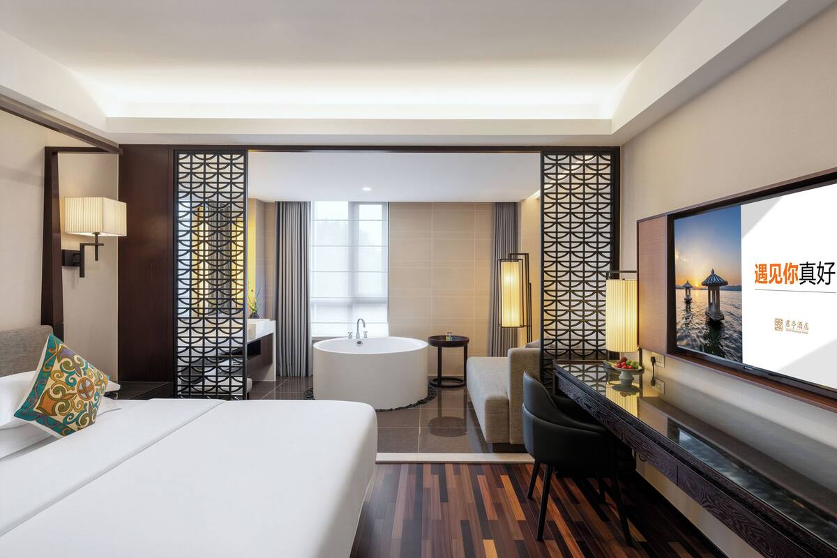 Down duvets, in-room safe, laptop workspace, soundproofing