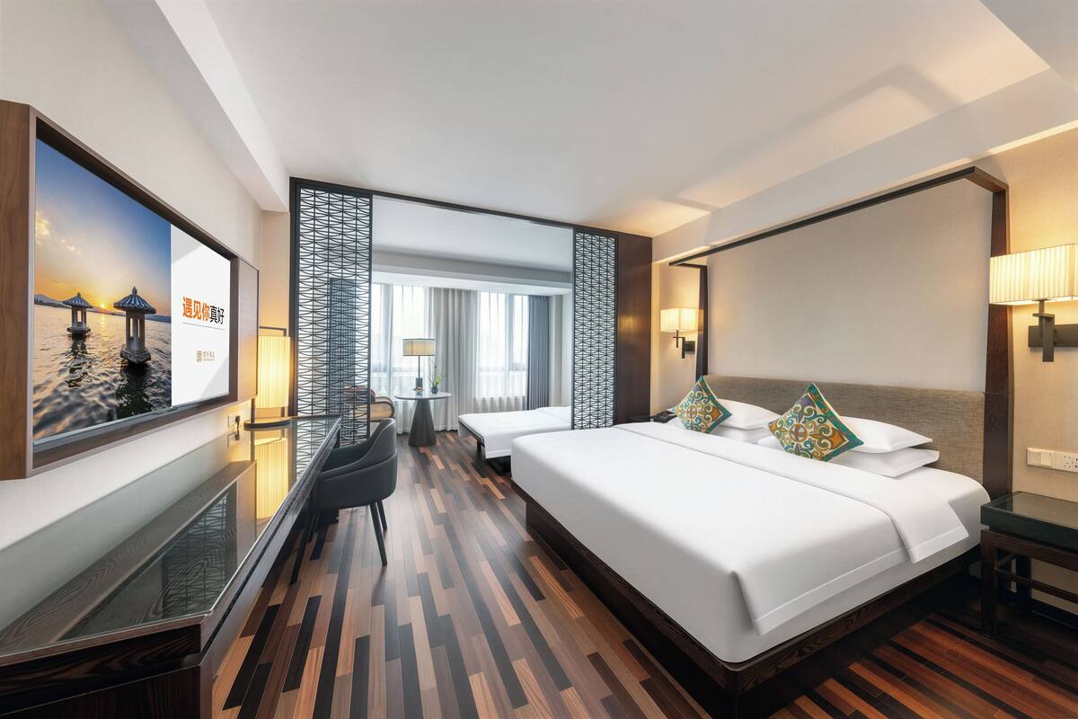 Down duvets, in-room safe, laptop workspace, soundproofing