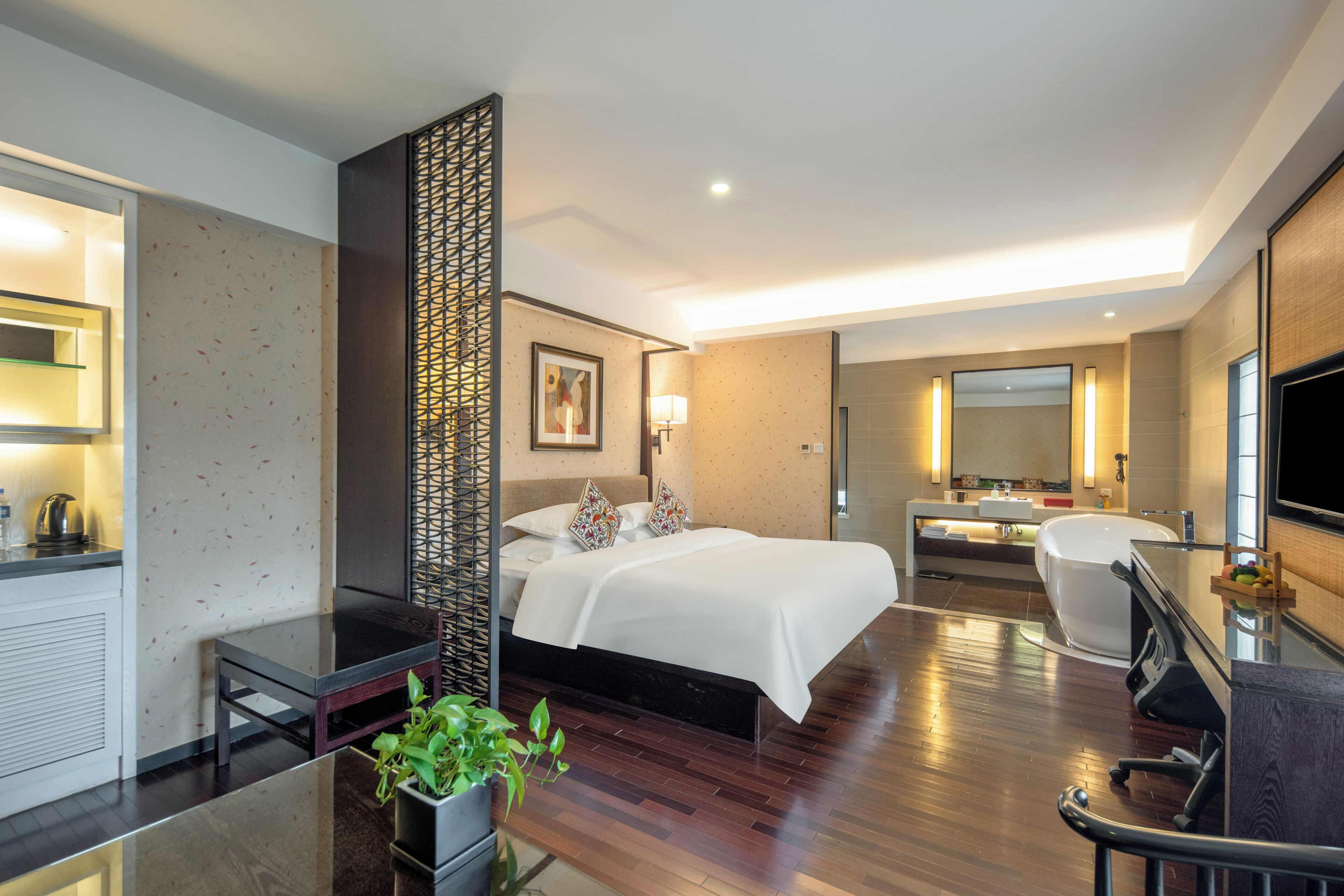 Executive King Room | Down comforters, in-room safe, laptop workspace, iron/ironing board