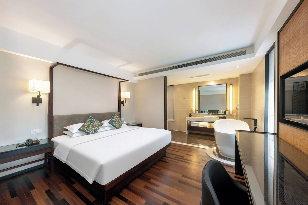 Down duvets, in-room safe, laptop workspace, soundproofing