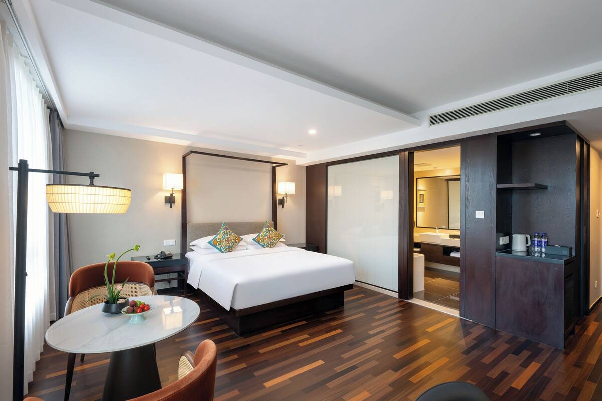 Down duvets, in-room safe, laptop workspace, soundproofing