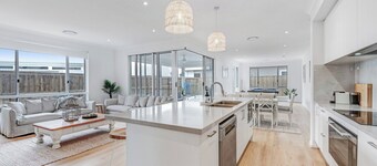 Swell - 5 Bedroom Home in Skennars Head