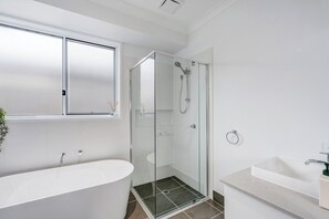 Een douche, handdoeken