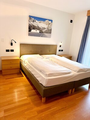 2 bedrooms, iron/ironing board, WiFi