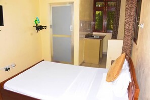Habitación Confort con 1 cama matrimonial o 2 individuales, balcón, vista al patio | Minibar, tabla de planchar con plancha, wifi gratis y ropa de cama