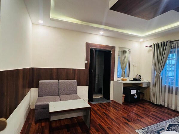 Perhehuone | Työpöytä, kannettavalle tietokoneelle sopiva työtila, ilmainen Wi-Fi