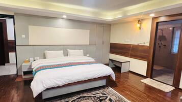 Escritorio, espacio para trabajar con laptop y wifi gratis