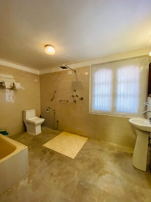 Artículos de tocador gratuitos, secador de pelo, toallas, jabón