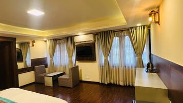 Escritorio, espacio para trabajar con laptop y wifi gratis