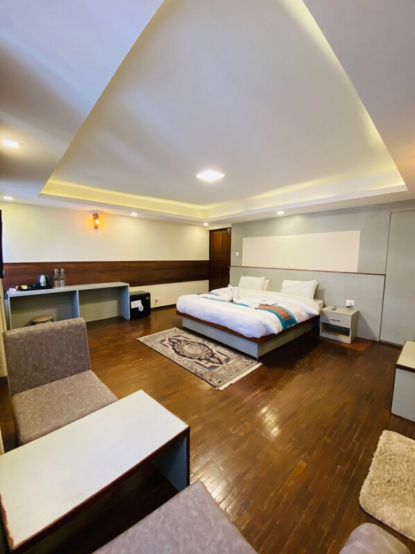Habitación doble Deluxe | Escritorio, espacio para trabajar con laptop y wifi gratis 