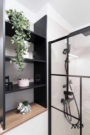 Deluxe-Apartment, Stadtblick | Badezimmer | Dusche, Regendusche, Haartrockner, Hausschuhe