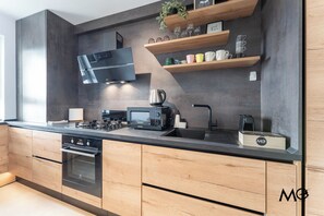 Deluxe Apartment, City View | Private kitchen