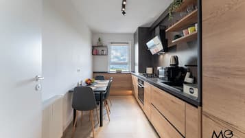 Apartamento luxo, vista para a cidade | Cozinha privada | Geladeira grande, micro-ondas, fogão, cooktop