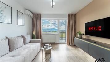 Deluxe Apartment, City View | Living area