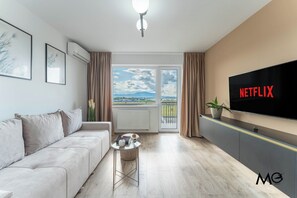 Deluxe Apartment, City View | Living area | 125-cm flat-screen TV with cable channels, Netflix, streaming services - MoHost Noblesse - Urban Style & Comfort (Brașov)