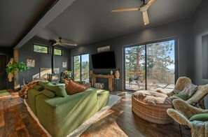 Smart TV, chimenea y estéreo 