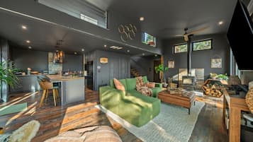 Een smart-tv, een open haard en een stereo