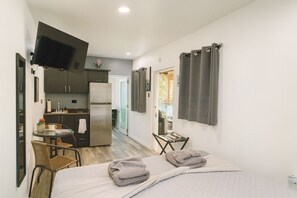 1 bedroom, WiFi, bed sheets - Salty Wagon Studio with private jacuzzi (Rincón)