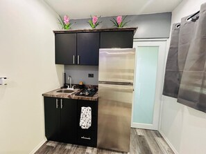 Kühlschrank, Mikrowelle, Herdplatte, Esstisch