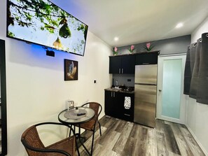 Kühlschrank, Mikrowelle, Herdplatte, Esstisch