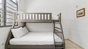 2 bedrooms, travel cot, free WiFi, bed sheets - Sunset Village Oceanview Retreat (Rincon)