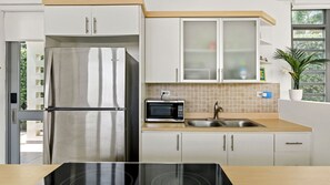 Kühlschrank, Mikrowelle, Herdplatte, Wasserkocher mit Kaffee-/Teezubehör