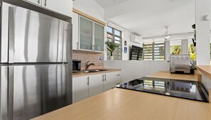 Kühlschrank, Mikrowelle, Herdplatte, Wasserkocher mit Kaffee-/Teezubehör