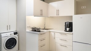 Een koelkast, een magnetron, een oven, een kookplaat