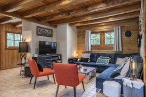 Televisión y chimenea 