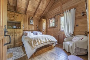 6 bedrooms, iron/ironing board, free WiFi, bed sheets