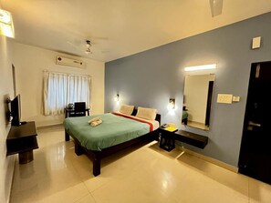 办公桌、笔记本电脑工作区、免费 WiFi