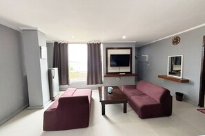 Habitación triple Deluxe | Escritorio, camas extra, wifi gratis y ropa de cama 