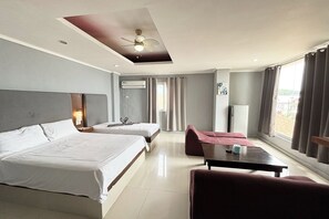 Deluxe Triple Room | Desk, rollaway beds, free WiFi, bed sheets