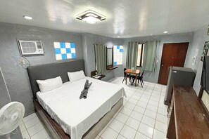 King Room | Desk, rollaway beds, free WiFi, bed sheets - Sea Queen Dive Resort Puerto Galera (Puerto Galera)