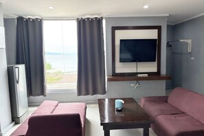 Habitación triple Deluxe | Escritorio, camas supletorias, wifi gratis y ropa de cama