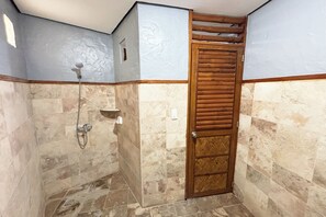 Standard Room | Bathroom | Shower, rainfall showerhead, hair dryer, towels
