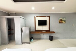 Habitación triple | Escritorio, camas supletorias, wifi gratis y ropa de cama