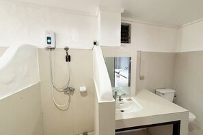 Deluxe Triple Room | Bilik Mandi | Pancuran mandi, hulu semburan mandi hujan, pengering rambut 