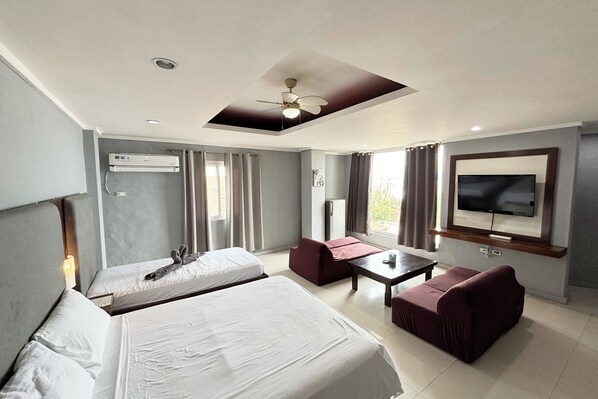 Deluxe Triple Room | Desk, rollaway beds, free WiFi, bed sheets