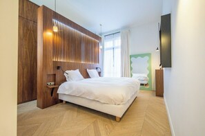 5 habitaciones, escritorio y tabla de planchar con plancha 
