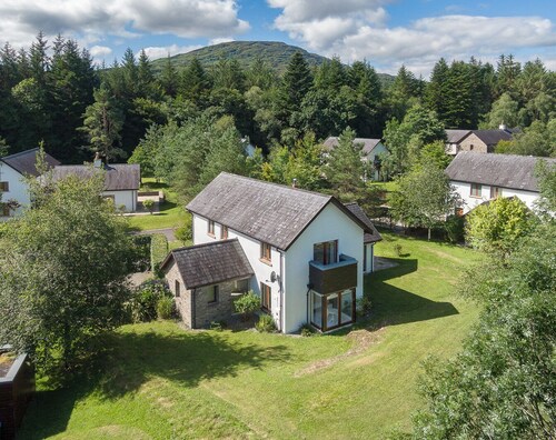 Kenmare home sleeps 8 with use of hotel pool